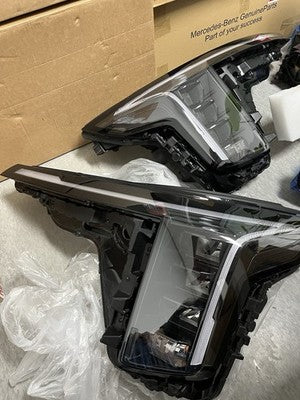 2024-2025 Kia Carnival PAIR LED Headlight Assembly OEM 92101-R0800