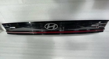 2024-2025 HYUNDAI SONATA REAR CENTER TAIL LIGHT LAMP GARNISH OEM 92409-L1500