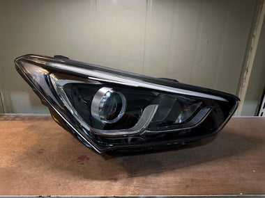 2016-2018 Hyundai Santa Fe Right Passenger Xenon HID Headlight OEM 92102-2W620